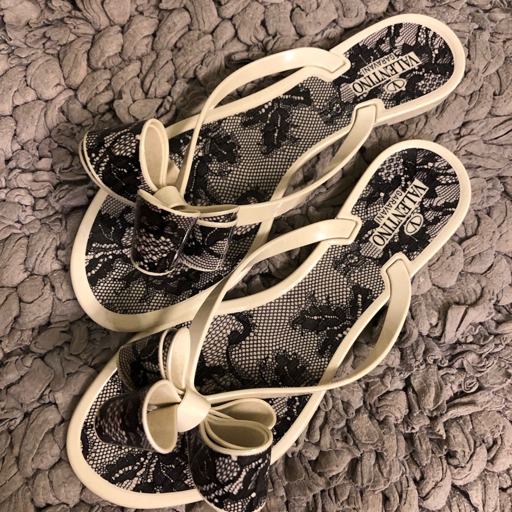 Valentino lace bow flip flop - Creme and black